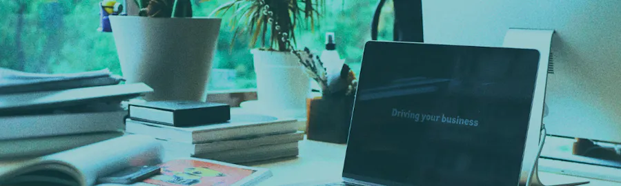 bureau avec ordinateur et plantes