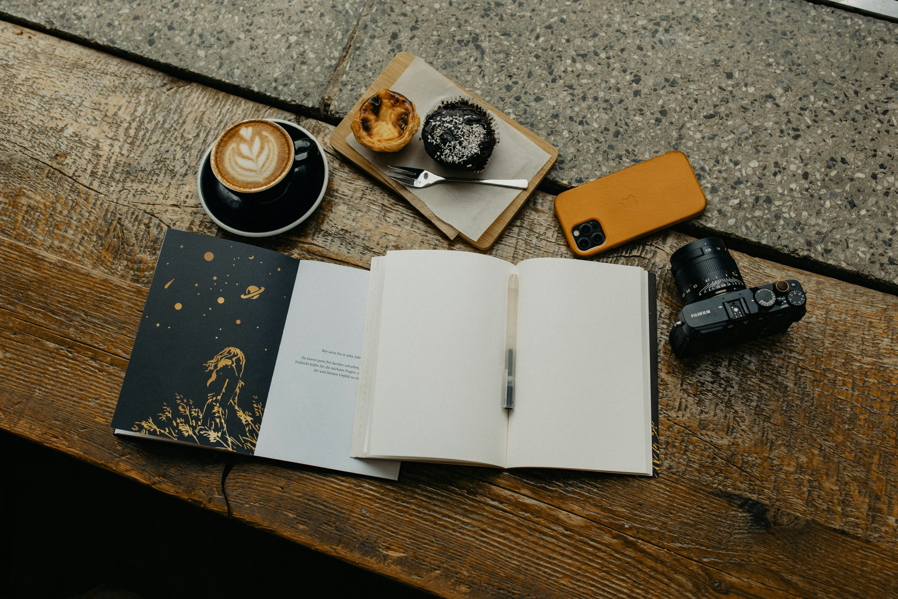 carnet stylo café et appareil photo