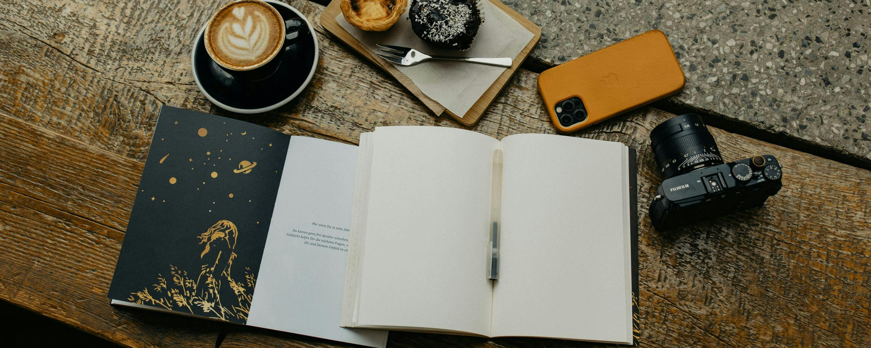 carnet stylo café et appareil photo