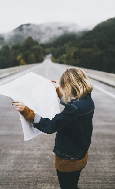 jeune fille qui regarde une carte