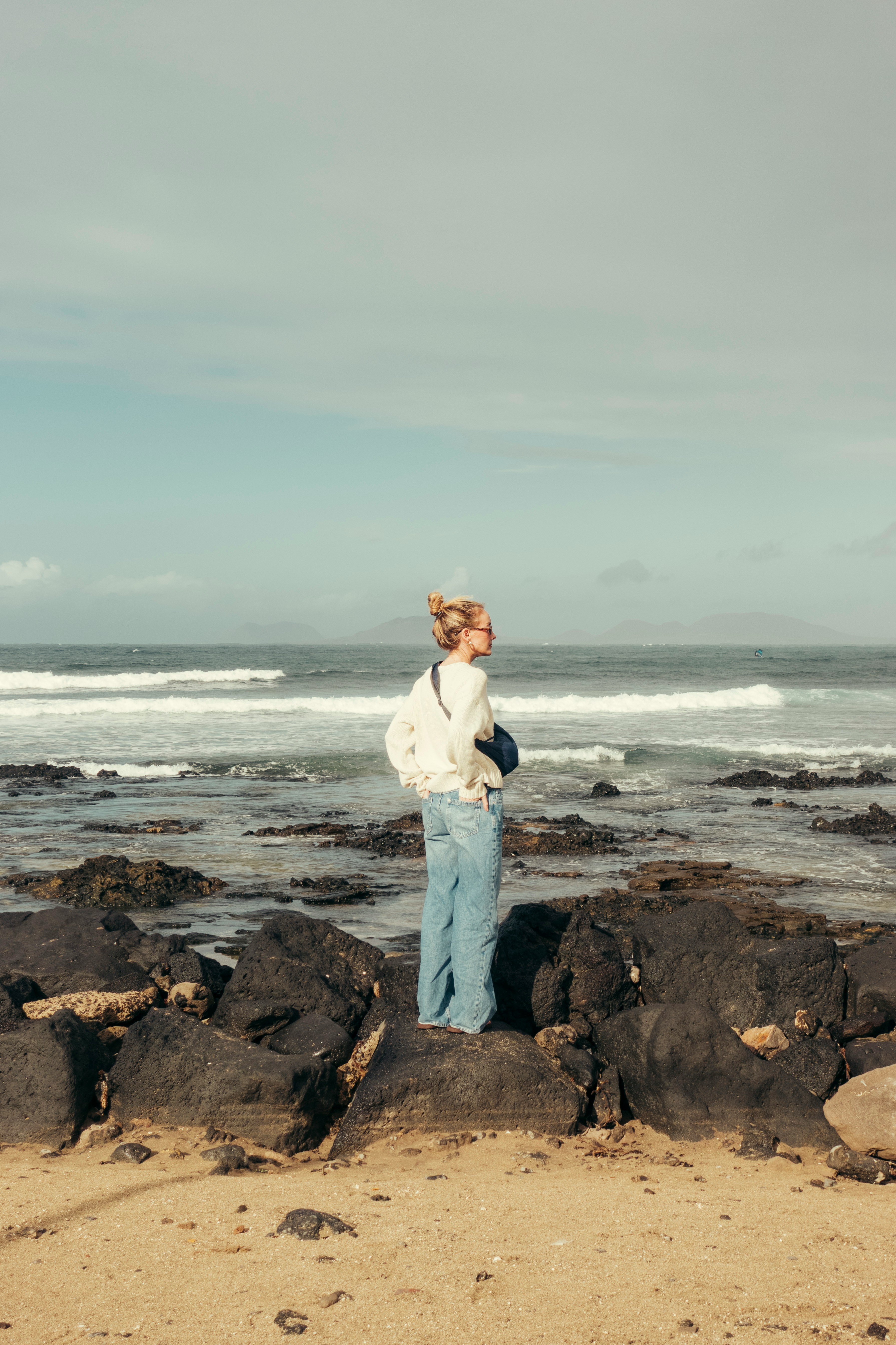 femme qui regarde au loin au bord de l'océan