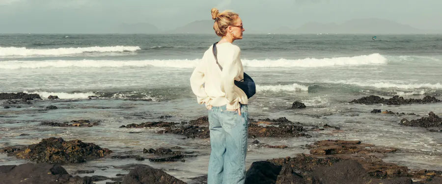 femme qui regarde au loin au bord de l'océan