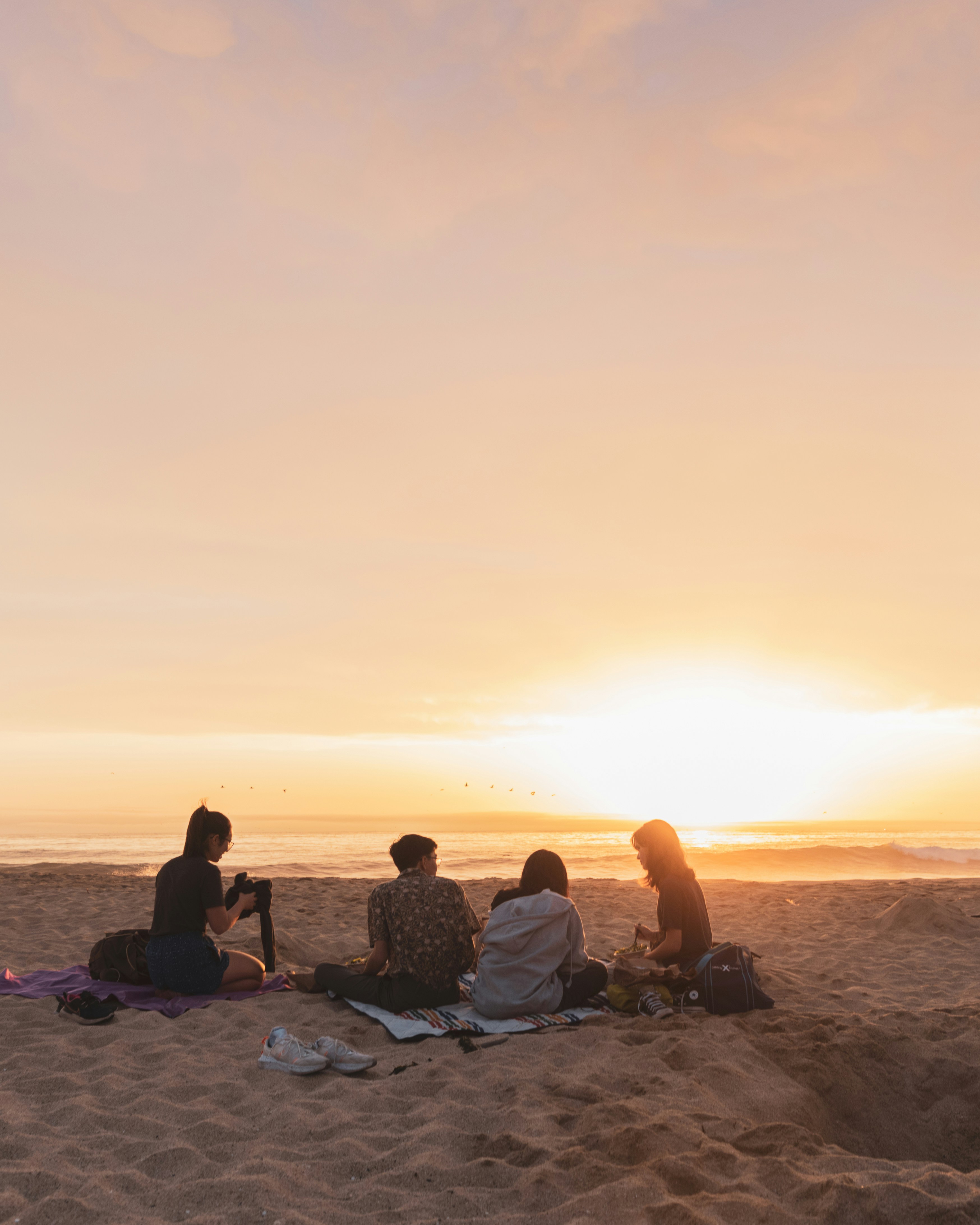 groupe de personnes sur la plage soutien amitiés réseau tibria