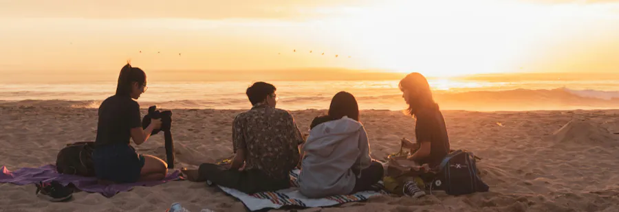 groupe de personnes sur la plage soutien amitiés réseau tibria