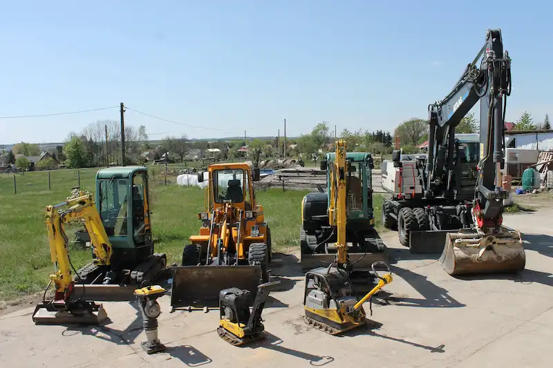 Aufreihung von Baufahrzeugen und Baumaschinen