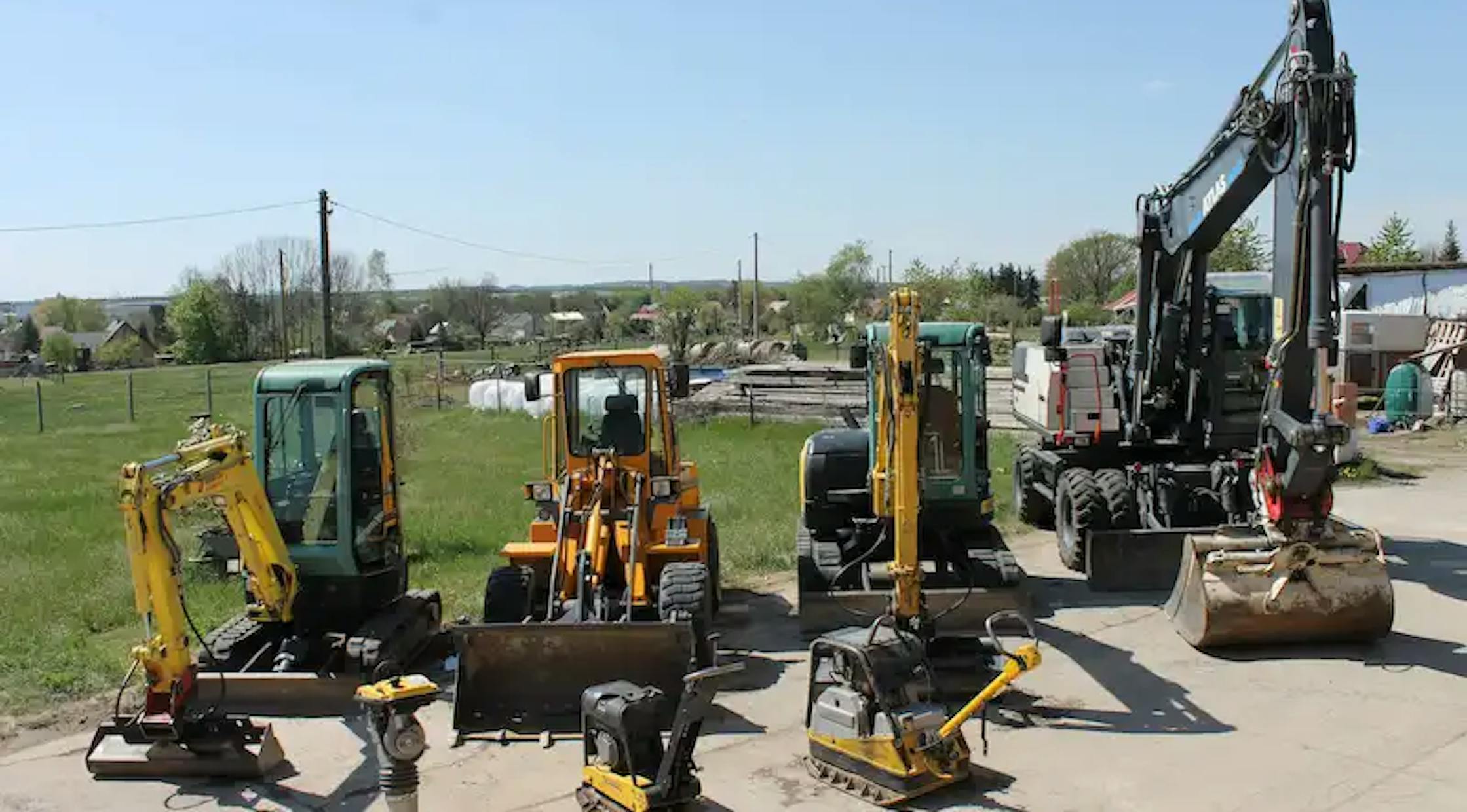 Aufreihung von Baufahrzeugen und Baumaschinen