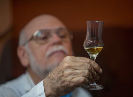 Photo d'un professionnel de la dégustation de rhum