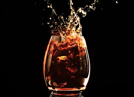 Photo d'un verre de rhum rempli