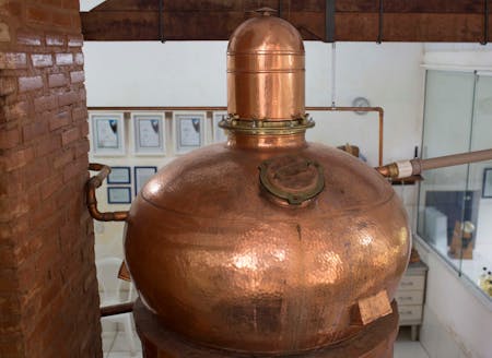 Photo d'un alambic dans une distillerie de rhum au Brésil