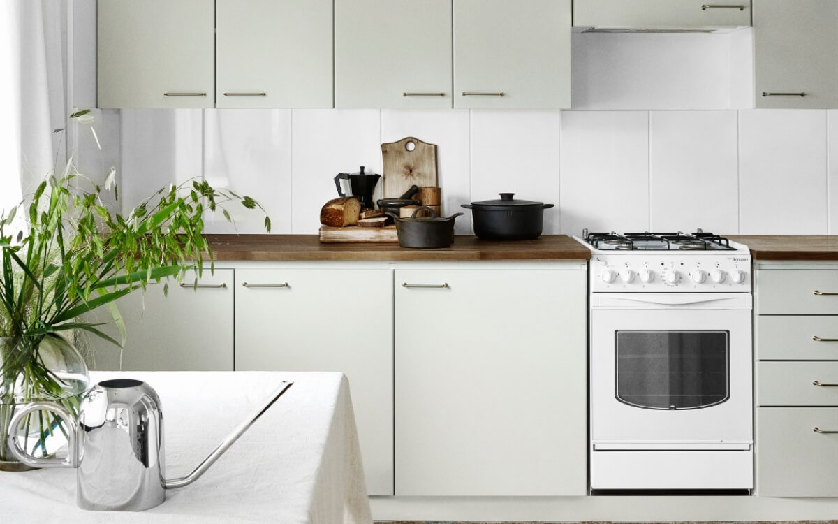 white kitchen cabinets