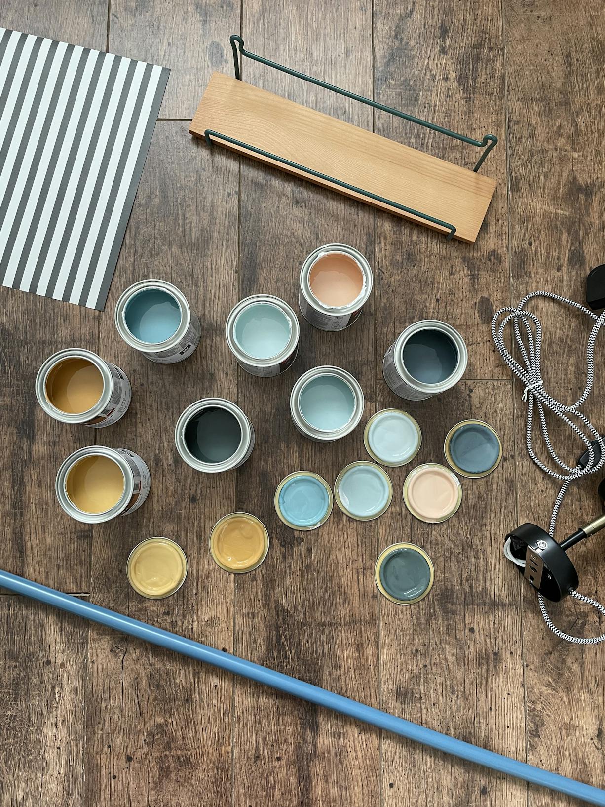 sample pots open with colour selections