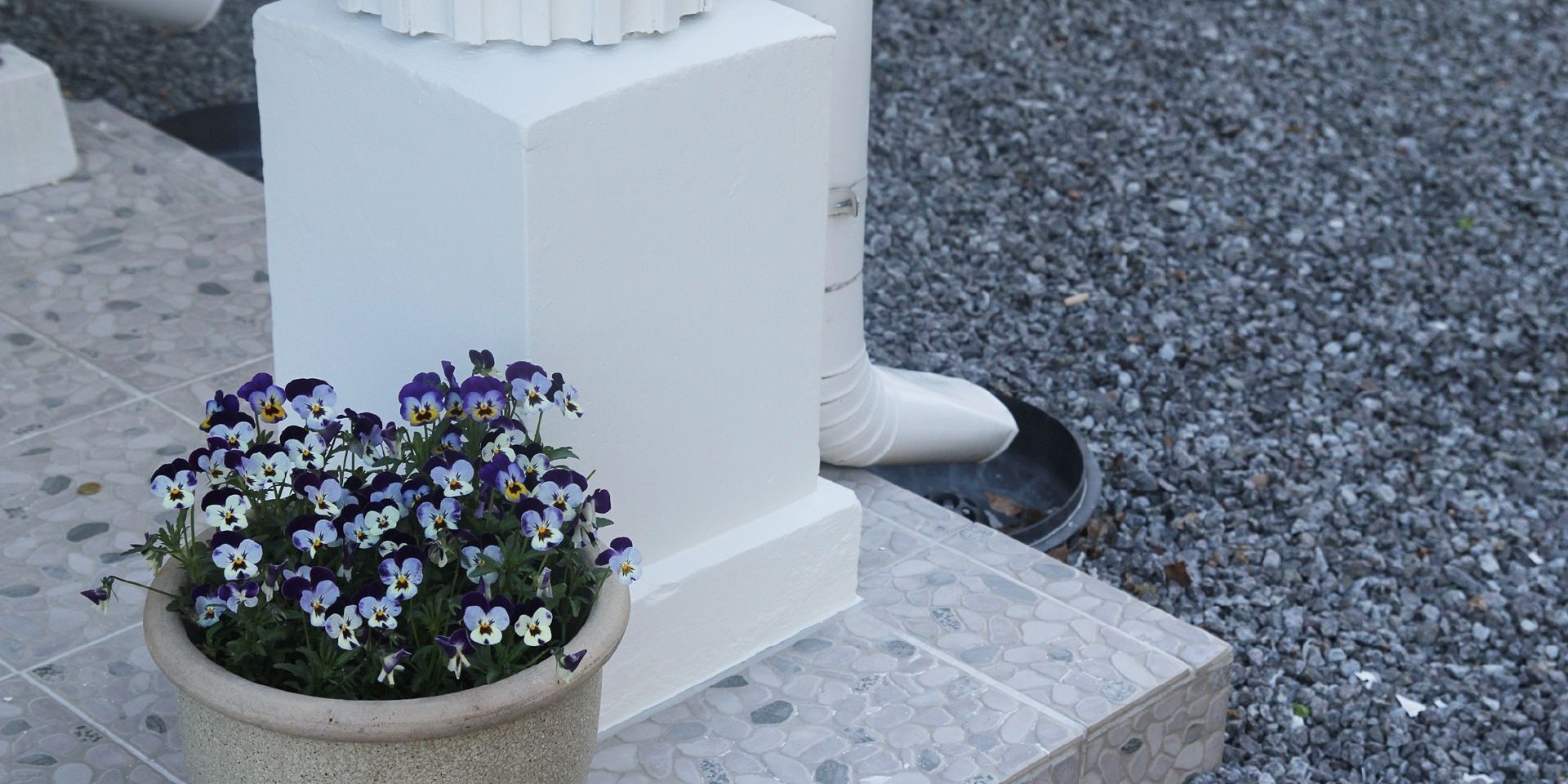 Quick and easy ways to paint porch and balcony rails | Banner Image Three