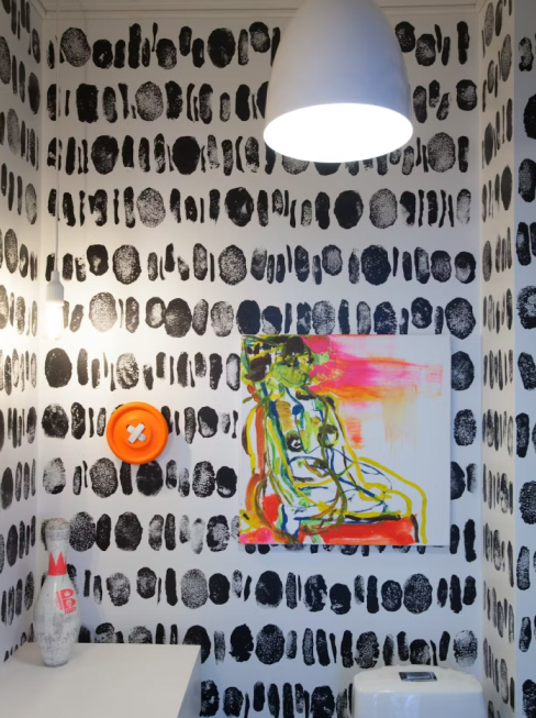 Monochromatic bathroom with a colourful picture