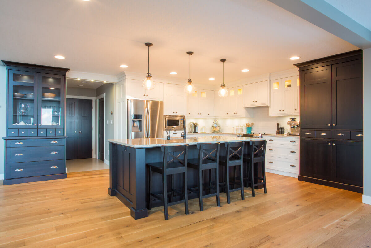 black and white two-toned kitchen cabinets 