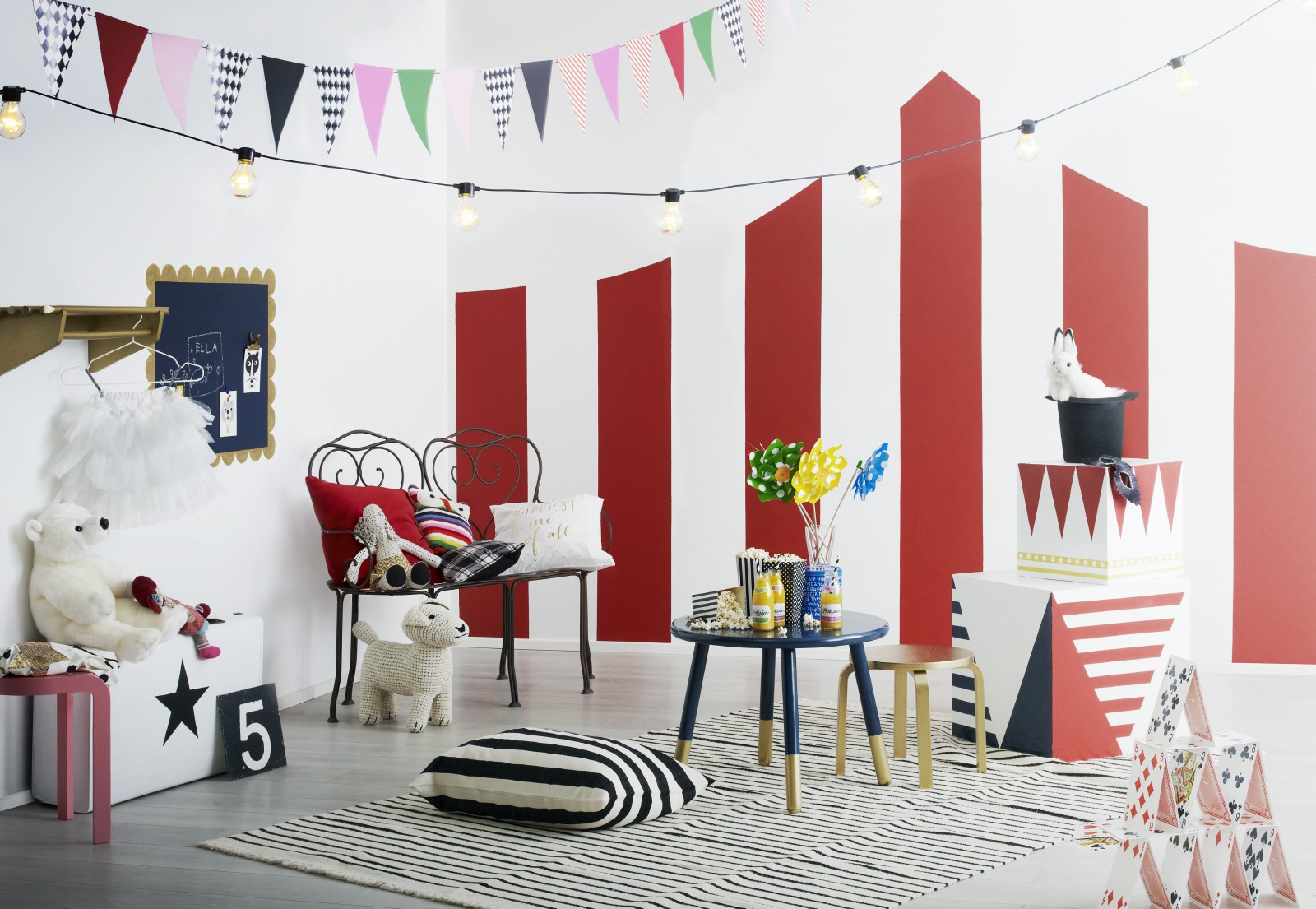 Circus-themed bedroom wide