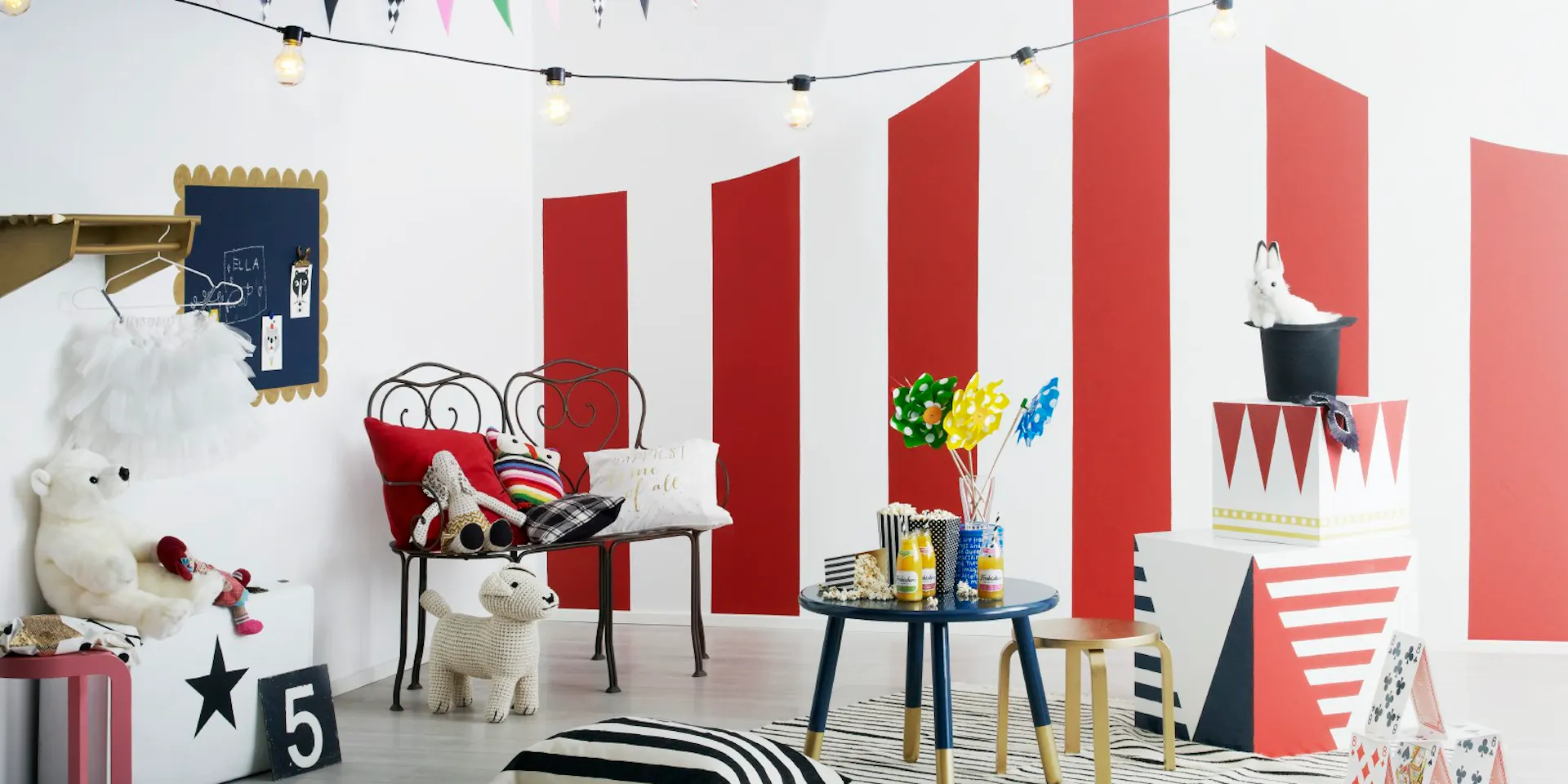 Circus-themed bedroom wide