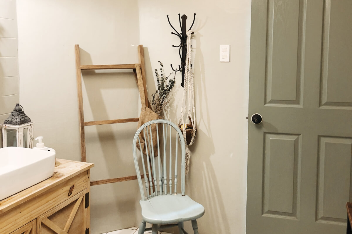 Neutral bathroom with a sage green door
