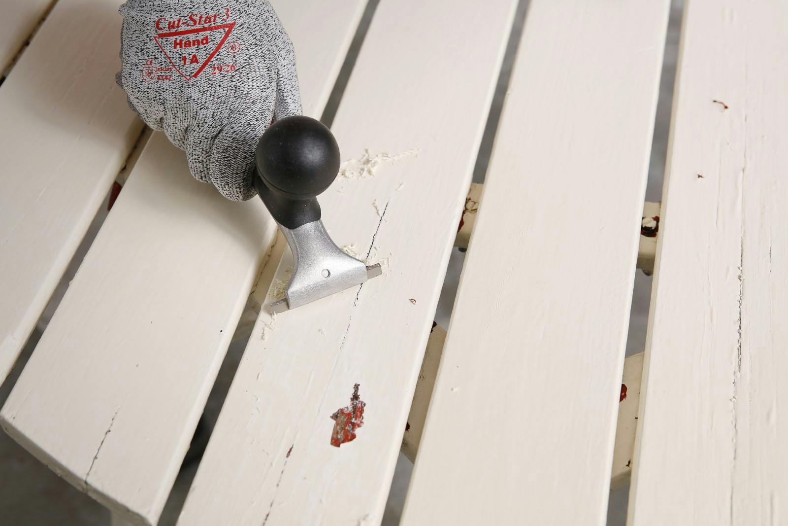 Restore your garden table | Scrape | Tikkurila