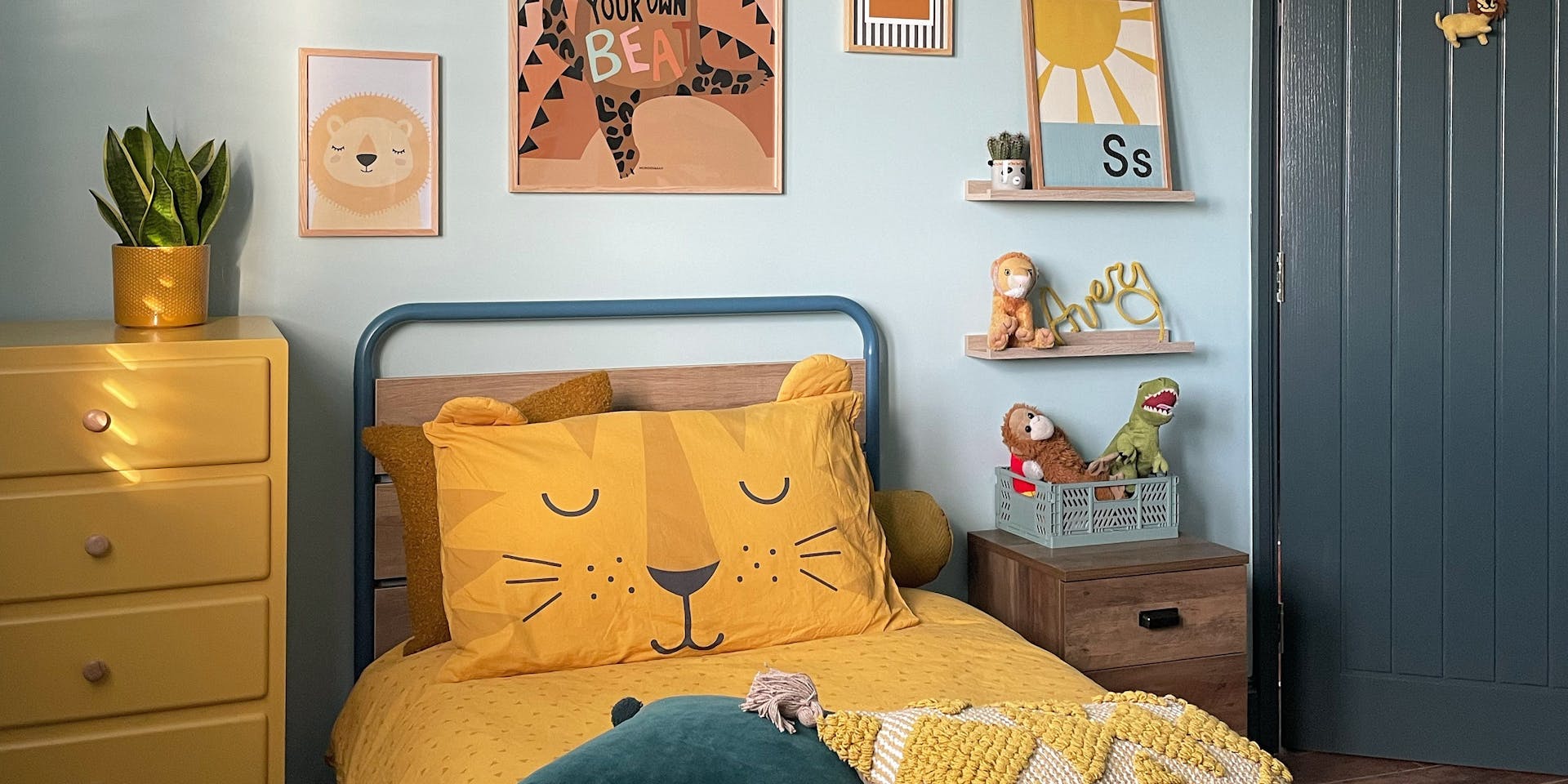 Kids bedroom blue and yellow jungle theme hero banner image