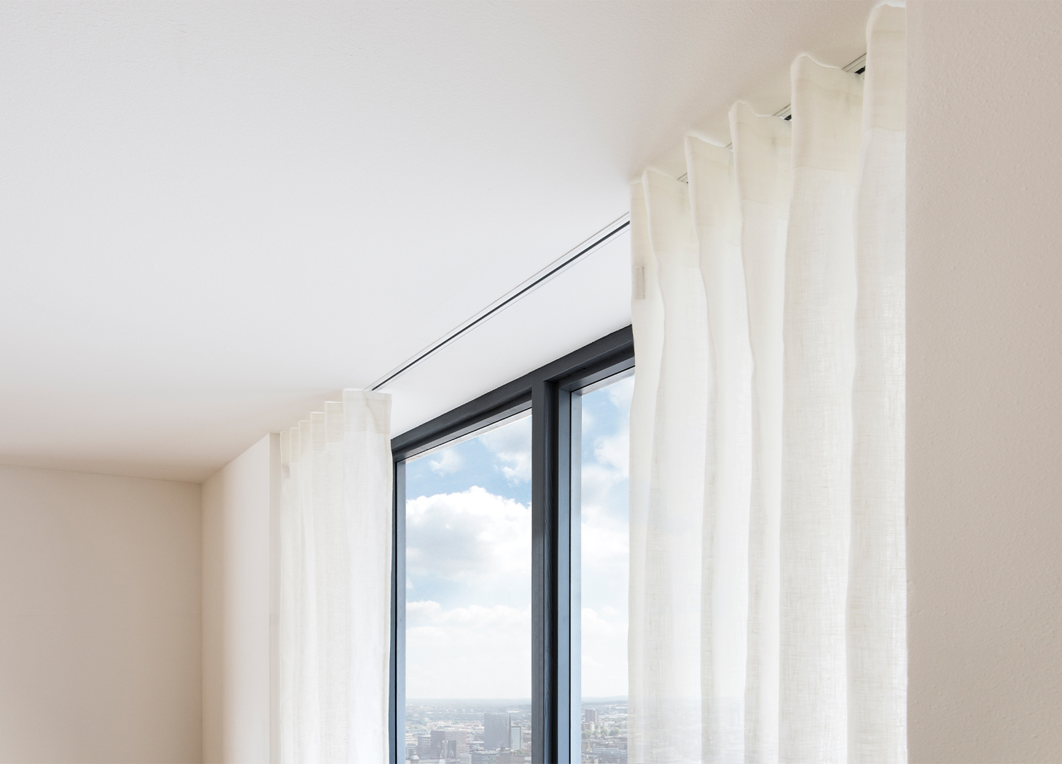 Aura Infinity track roomset