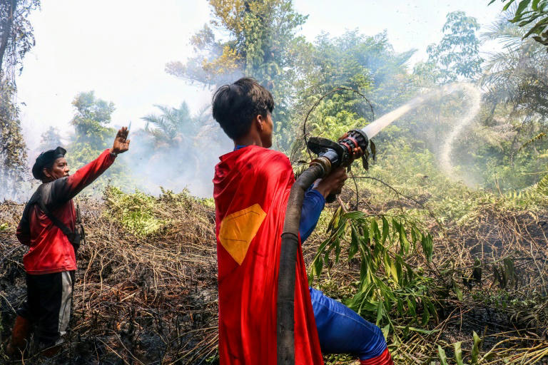 Indonesian teenage 'Superman' joins wildfire fight