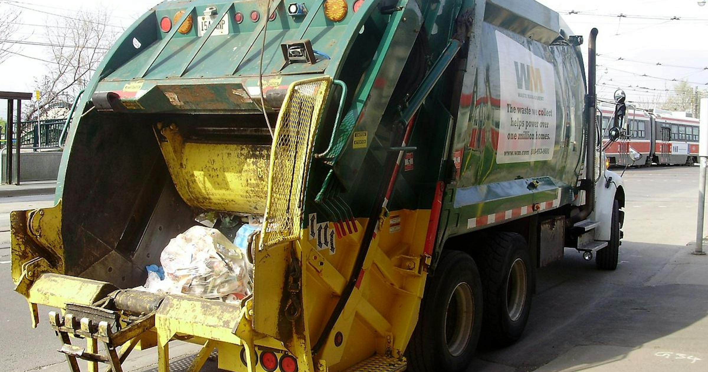 OW Snoeit In Vuilophaal ow-snoeit-in-vuilophaal