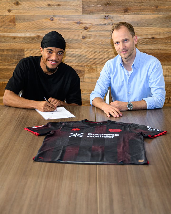 Tillman gepresenteerd bij Bayer Leverkusen