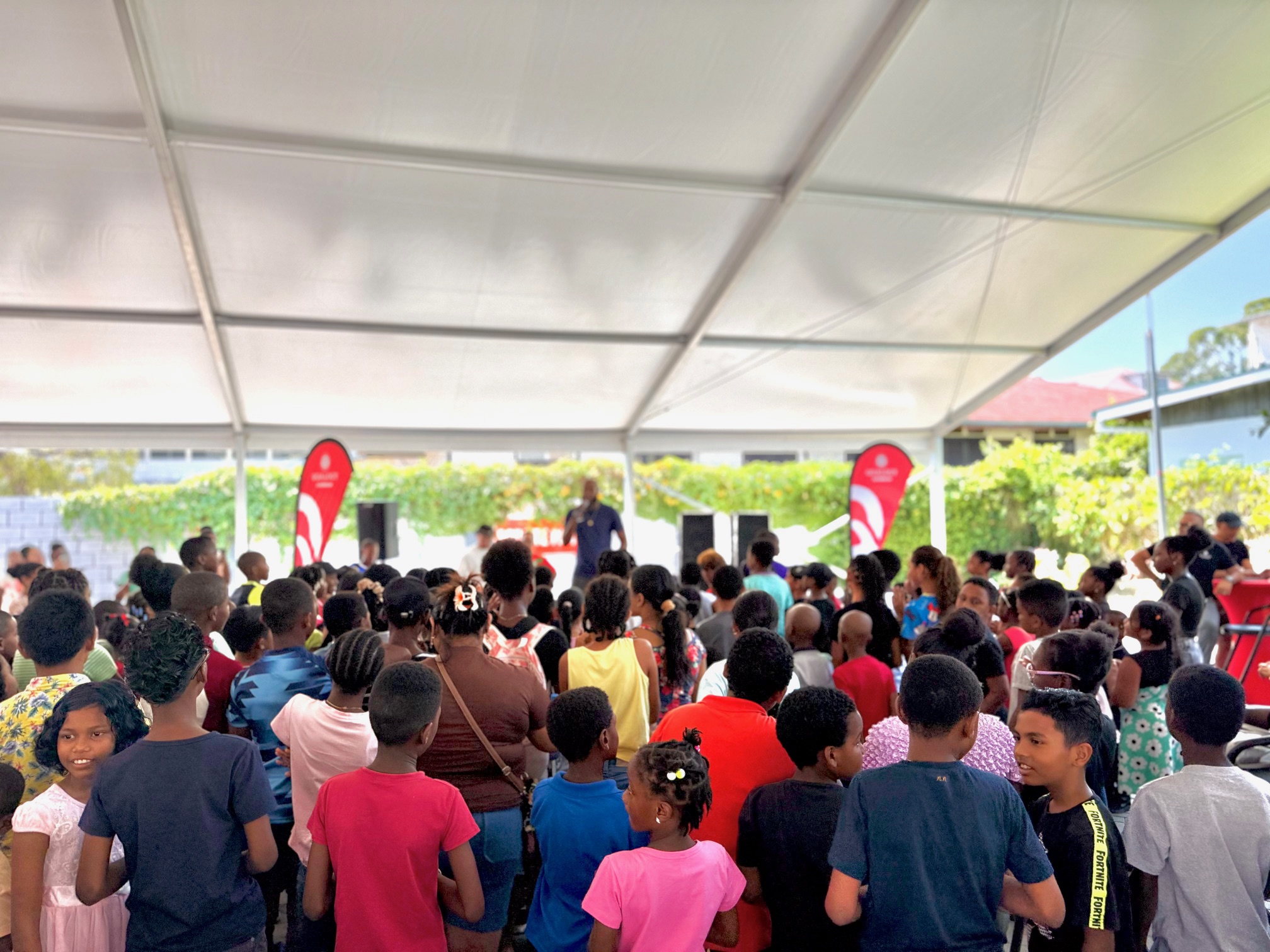 Qualogy Caribbean ondersteunt 500 leerlingen met Back to School-actie