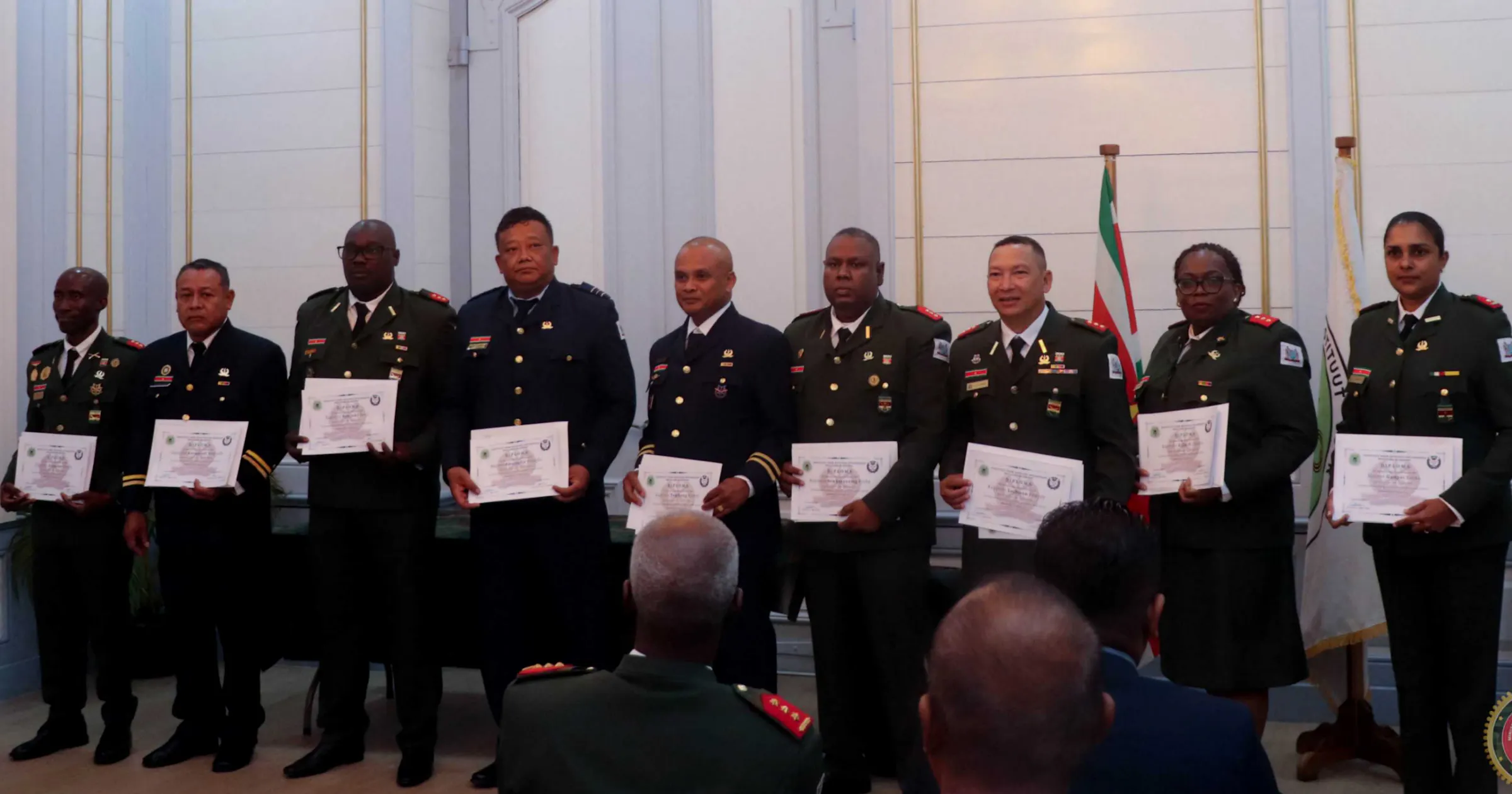 Negen officieren ronden hoogste militaire opleiding in Suriname af