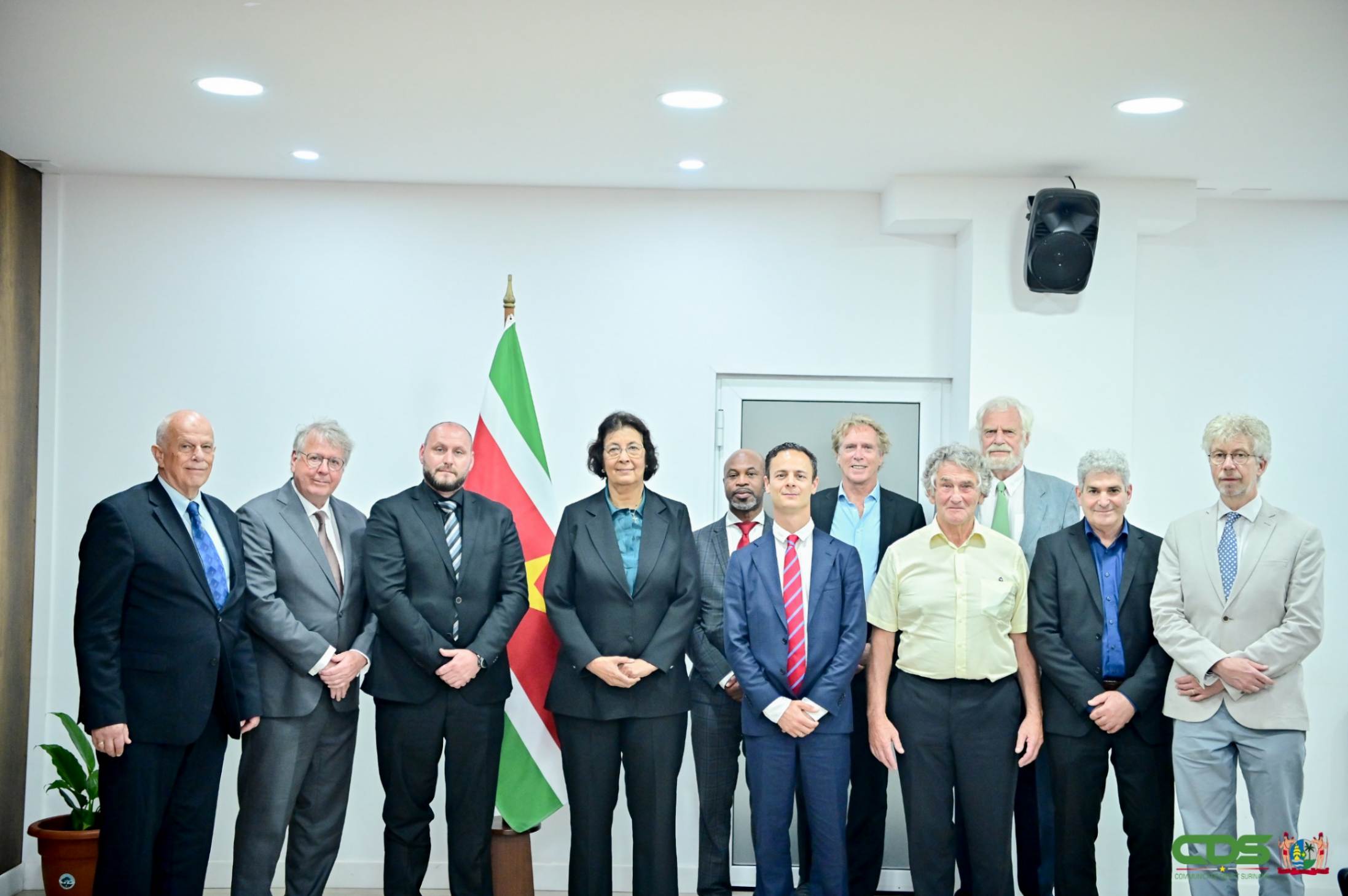 President Simons en IDB praten over ontwikkeling Suriname