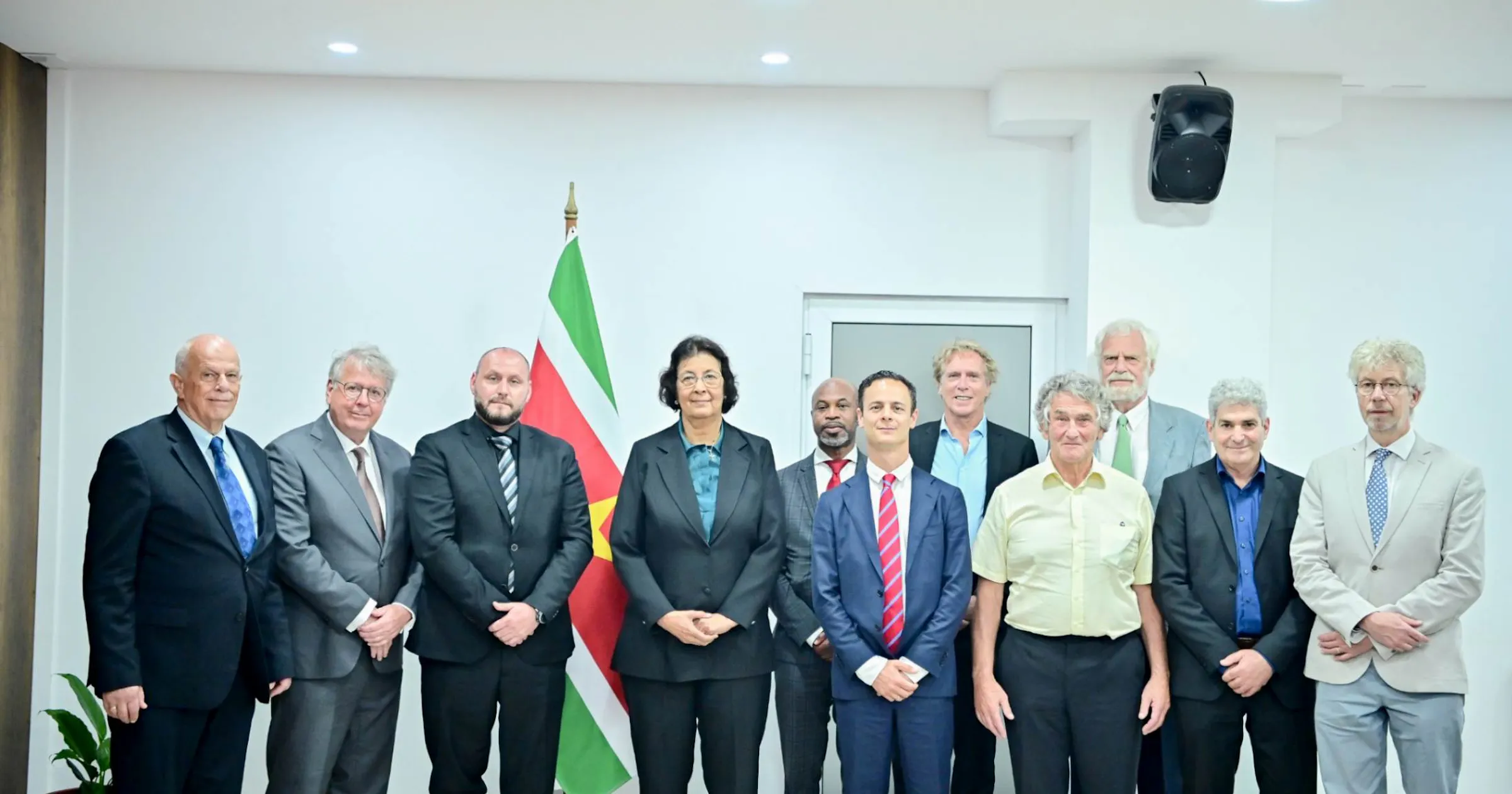 President Simons en IDB praten over ontwikkeling Suriname