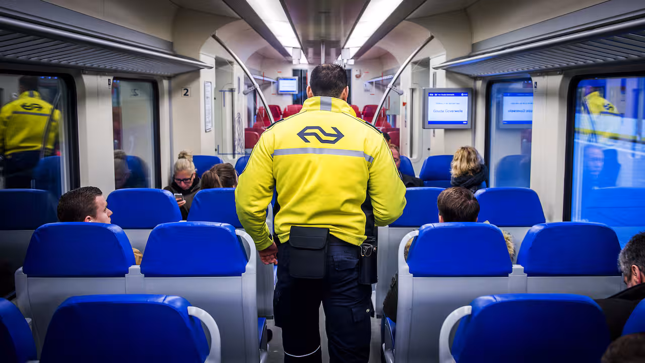 75 NS-boa's mogen voor proef agressie in trein met wapenstok te lijf gaan