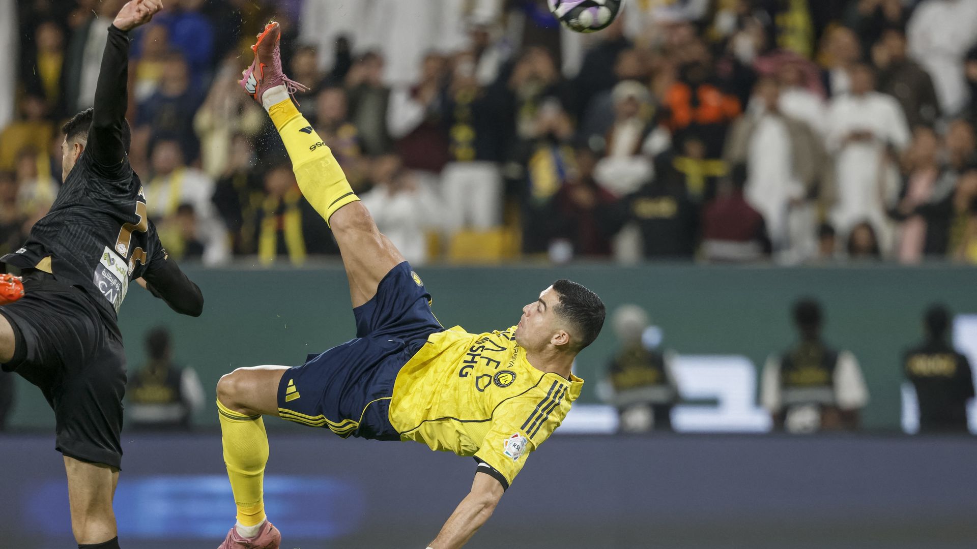 Cristiano Ronaldo neemt met briljante omhaal revanche voor rode kaart ...