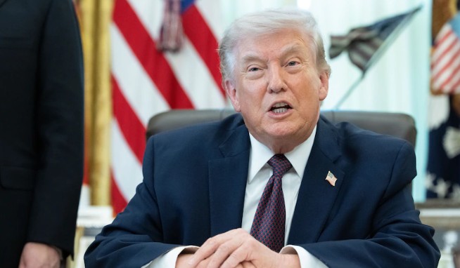 Trump zegt dat Iran staakt-het-vuren vraagt, Teheran ontkent bericht op staatstelevisie