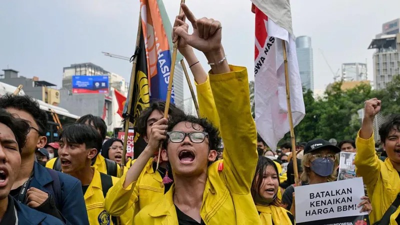 Indonesian students protest in against state spending