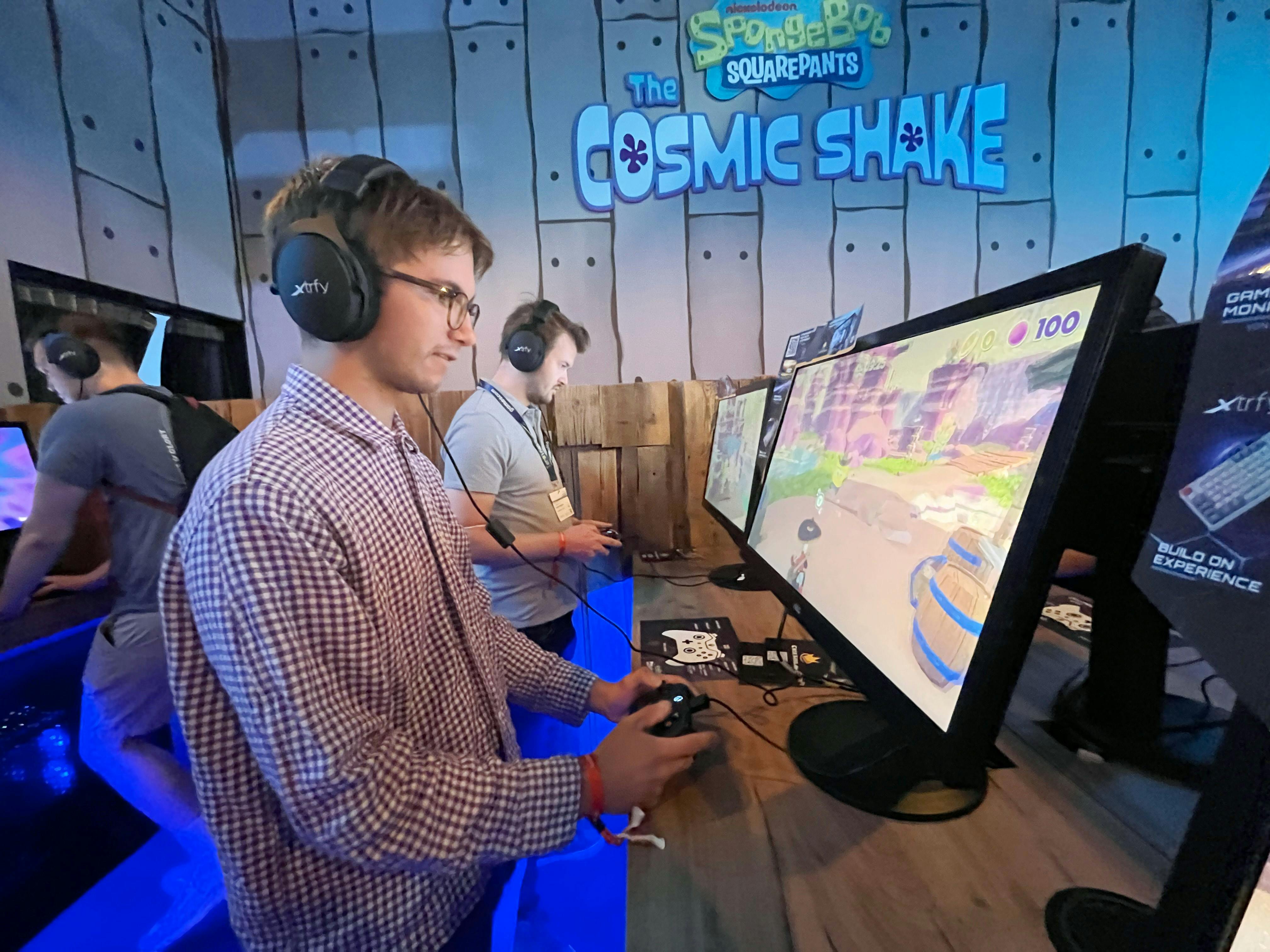 Bild på vår utvecklare Felix som spelar Spongebob Squarepants: cosmic shake på GamesCom 2022