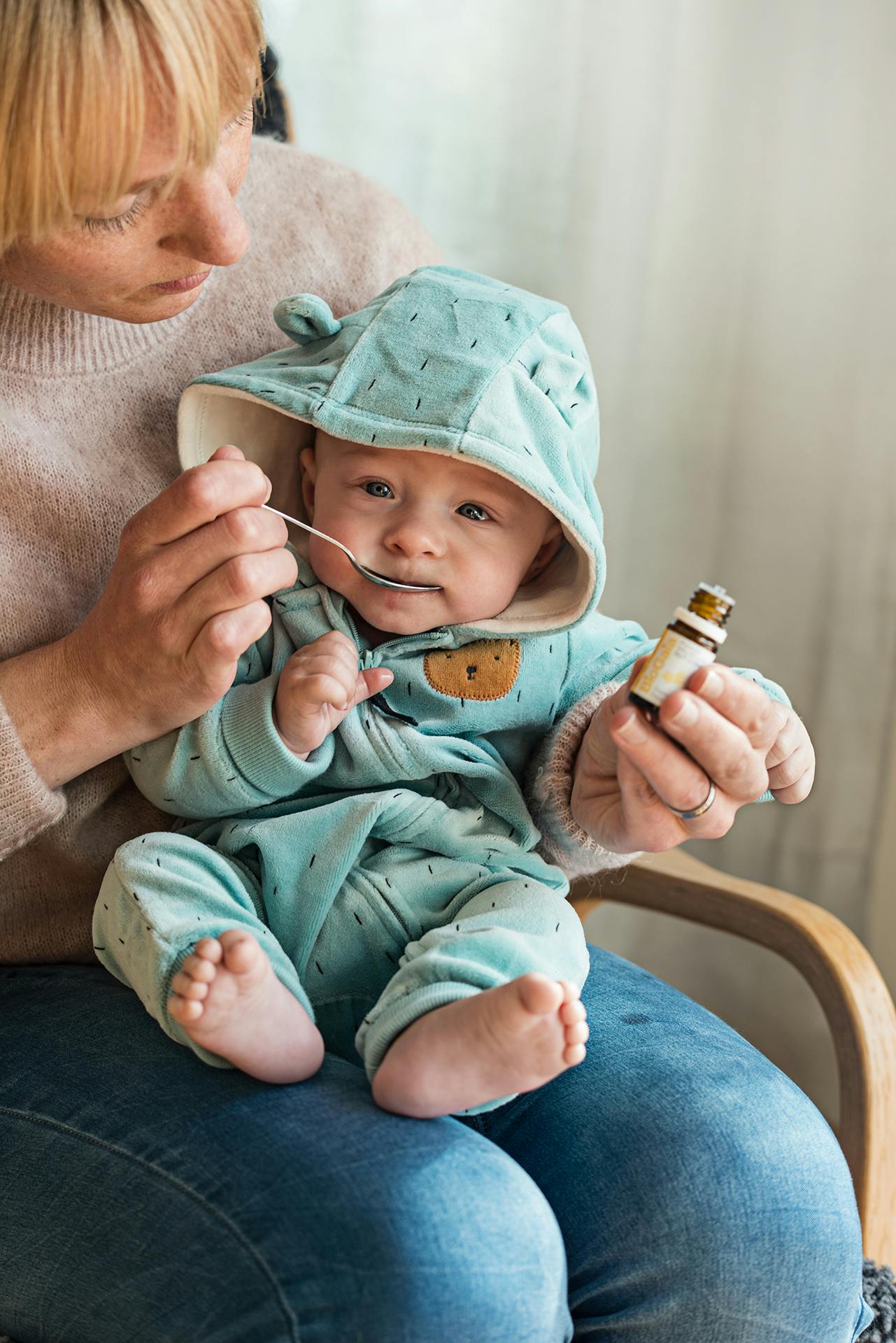 Spädbarn får i sig BioGaias kolikdroppar för att minska magbekymmer.