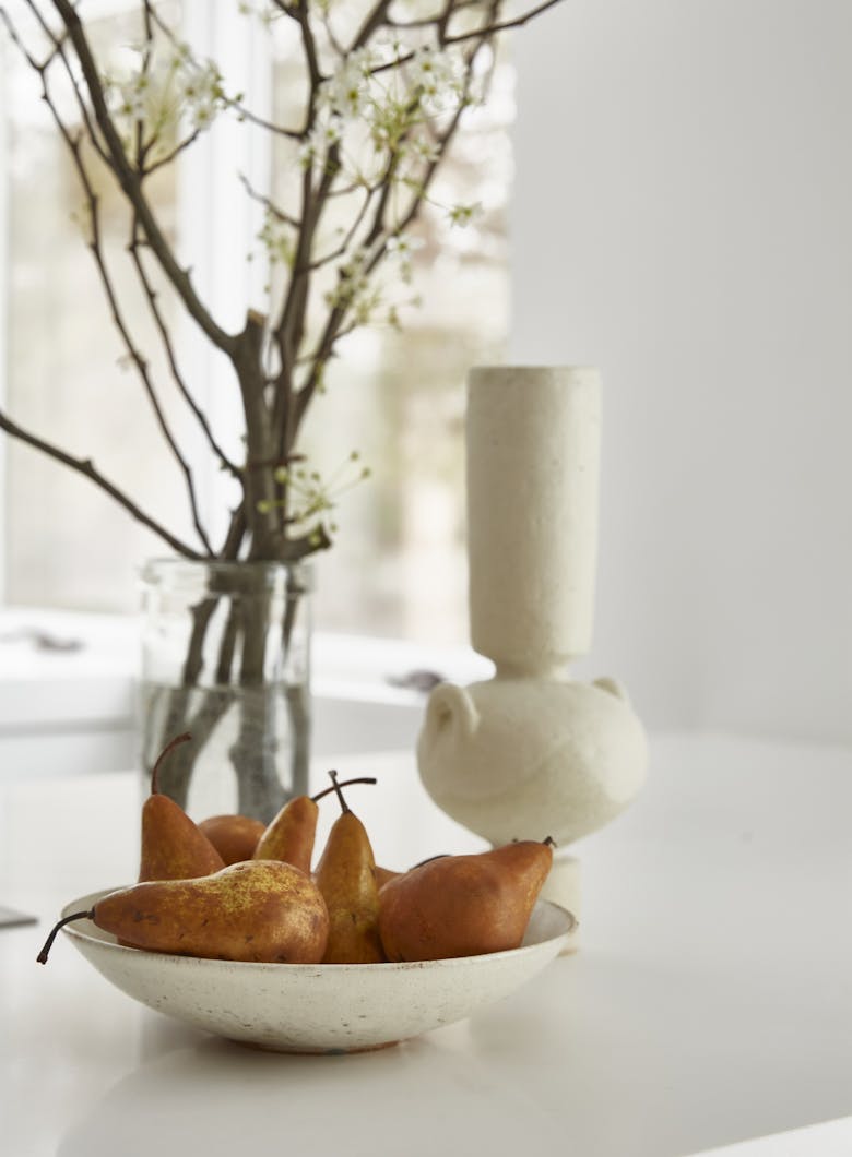 Tina-Ramchandani-Interior-Design-Stone-Ridge-Kitchen-Bowl-of-Pears