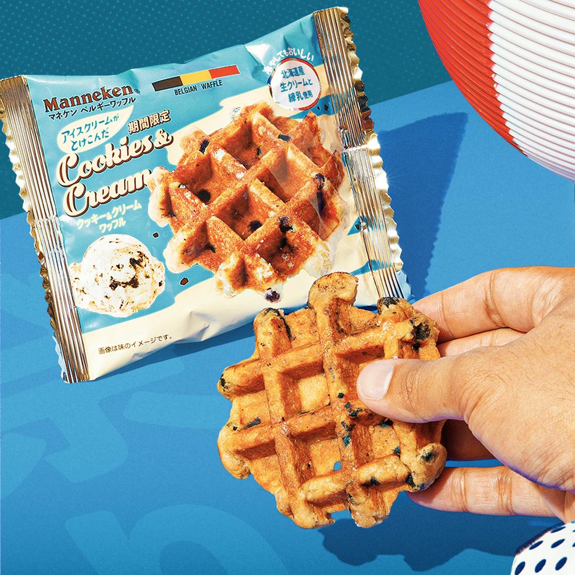 Manneken Waffle Cookies and Cream sits on a blue background, surrounded by Japanese summer festival motifs.