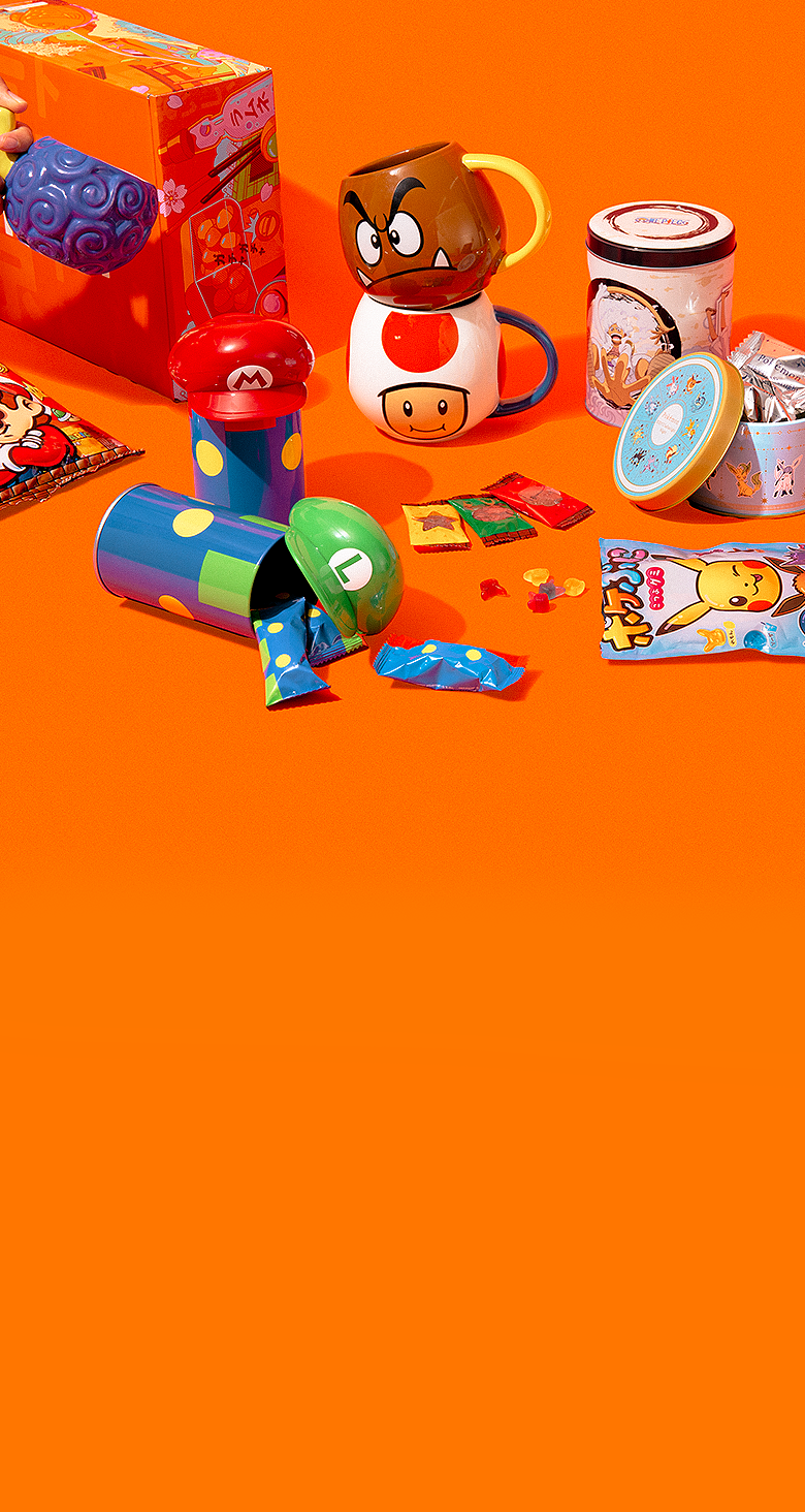 Pokémon, One Piece, and Nintendo mugs, candies, and snack tins on an orange background.