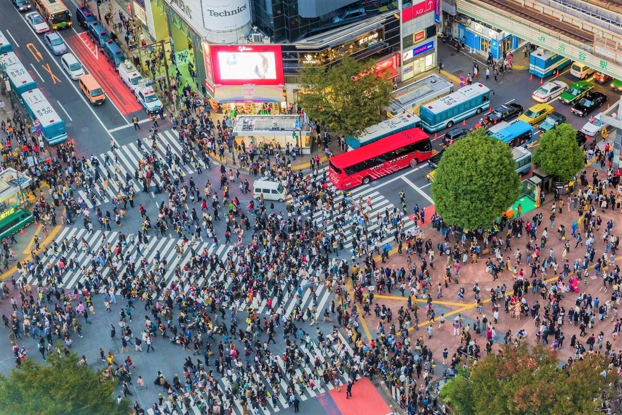 Сибуя. Токио перекресток Сибуя. Япония перекресток Сибуя. Самый большой перекресток в Токио. Токио перекресток Сибуя сверху.