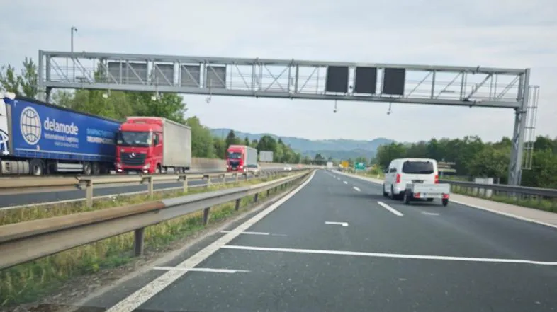 Portal über einer slowenischen Autobahn mit den Kameras der neuen Abschnittskontrolle