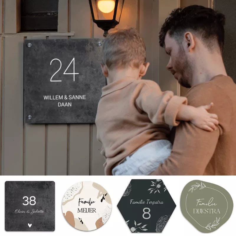 Verschillende voorbeelden van naambordjes, een naambord hangt aan de muur een vader en zoon bekijken het naambordje