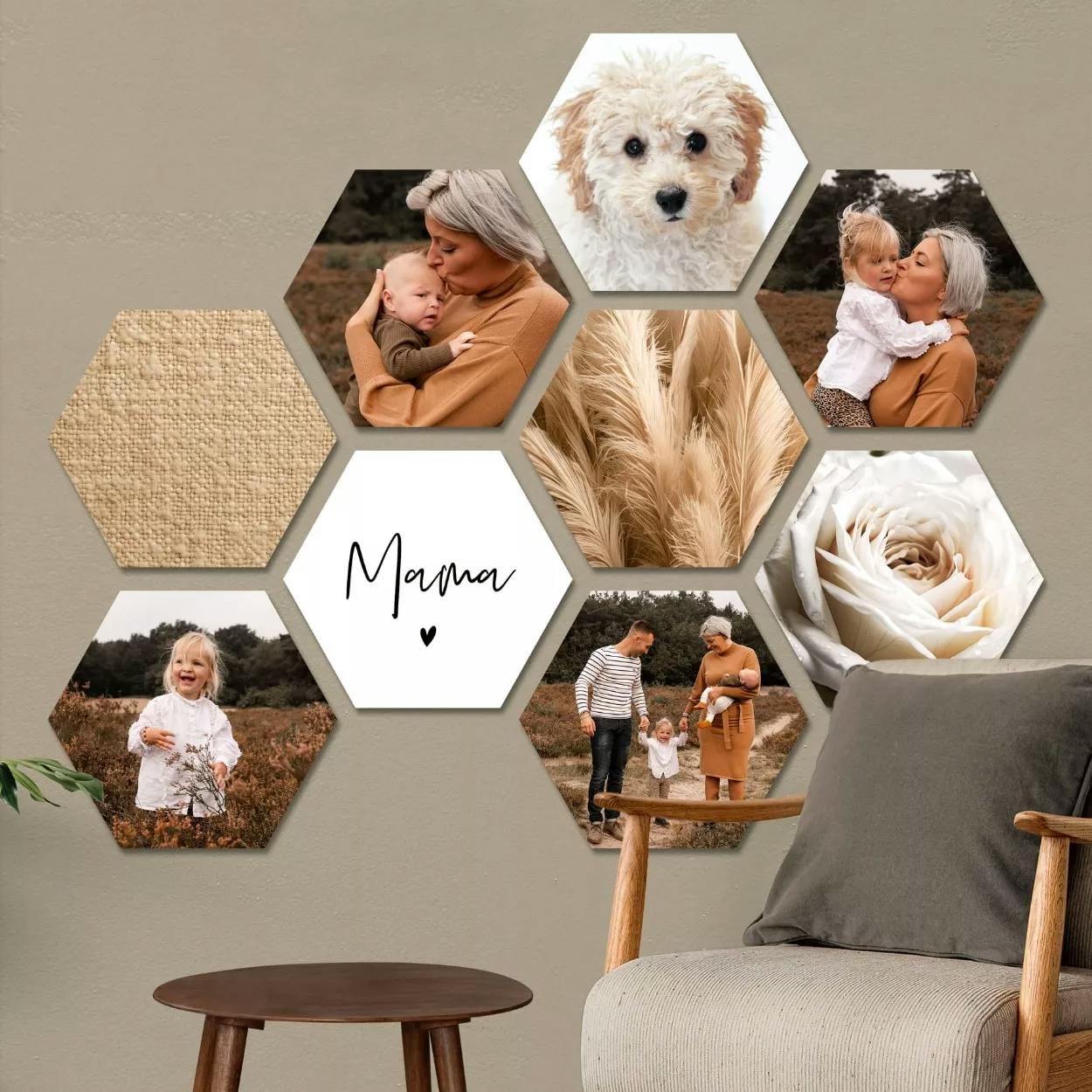 Een heaxgon collage van een gezin hangt aan de muur