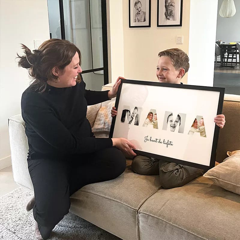 Een poster in lijst met de tekst 'mama' wordt cadeau gedaan
