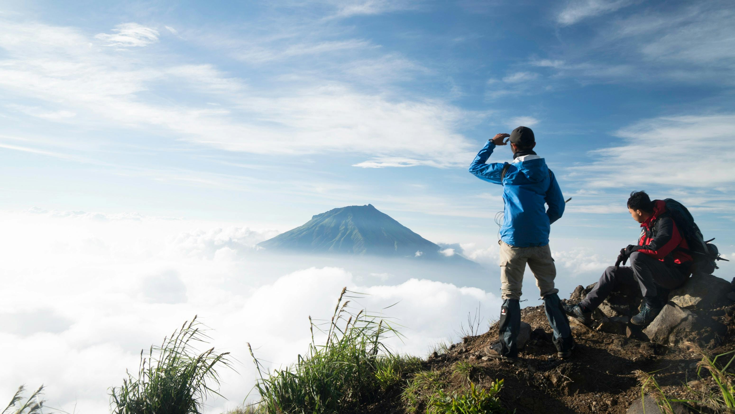 High up in the mountains. Группа Mountain man. Туризм обои. Человек на высокой горе Unsplash.