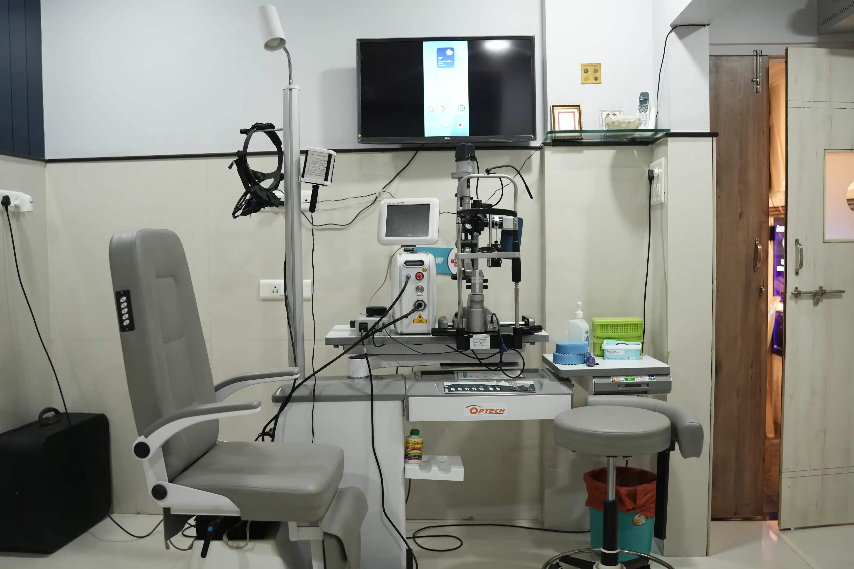 Diagnostic machine used for eye review