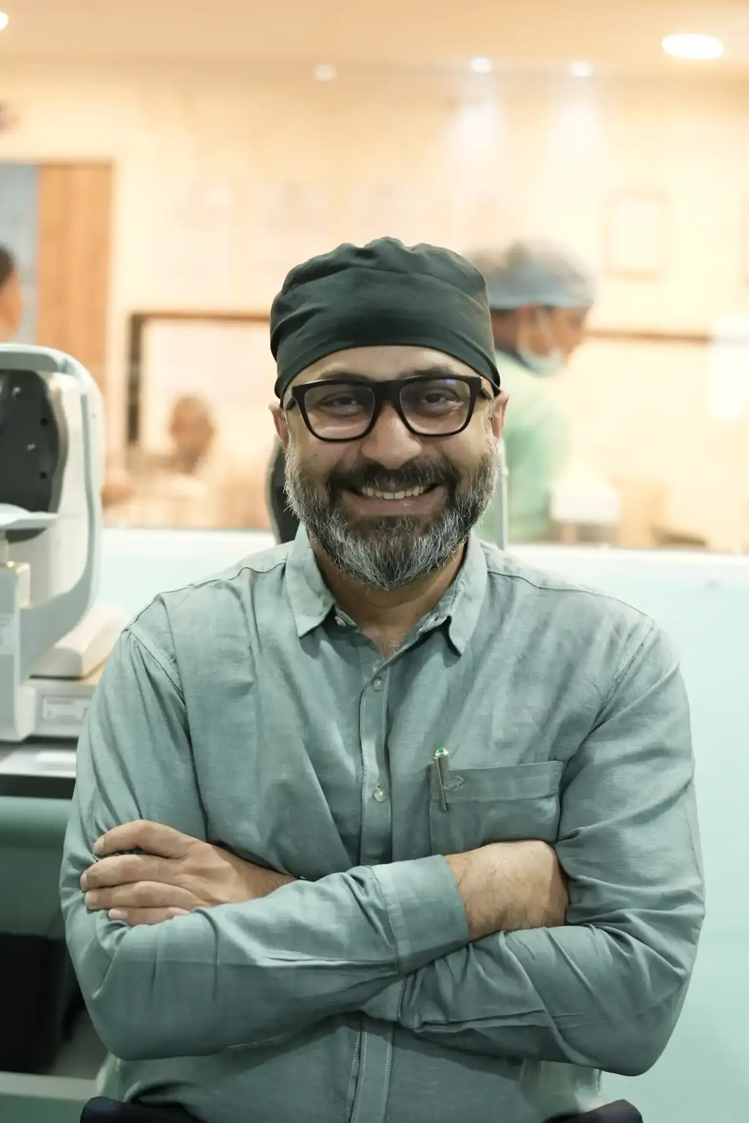 Retina specialist consulting a patient