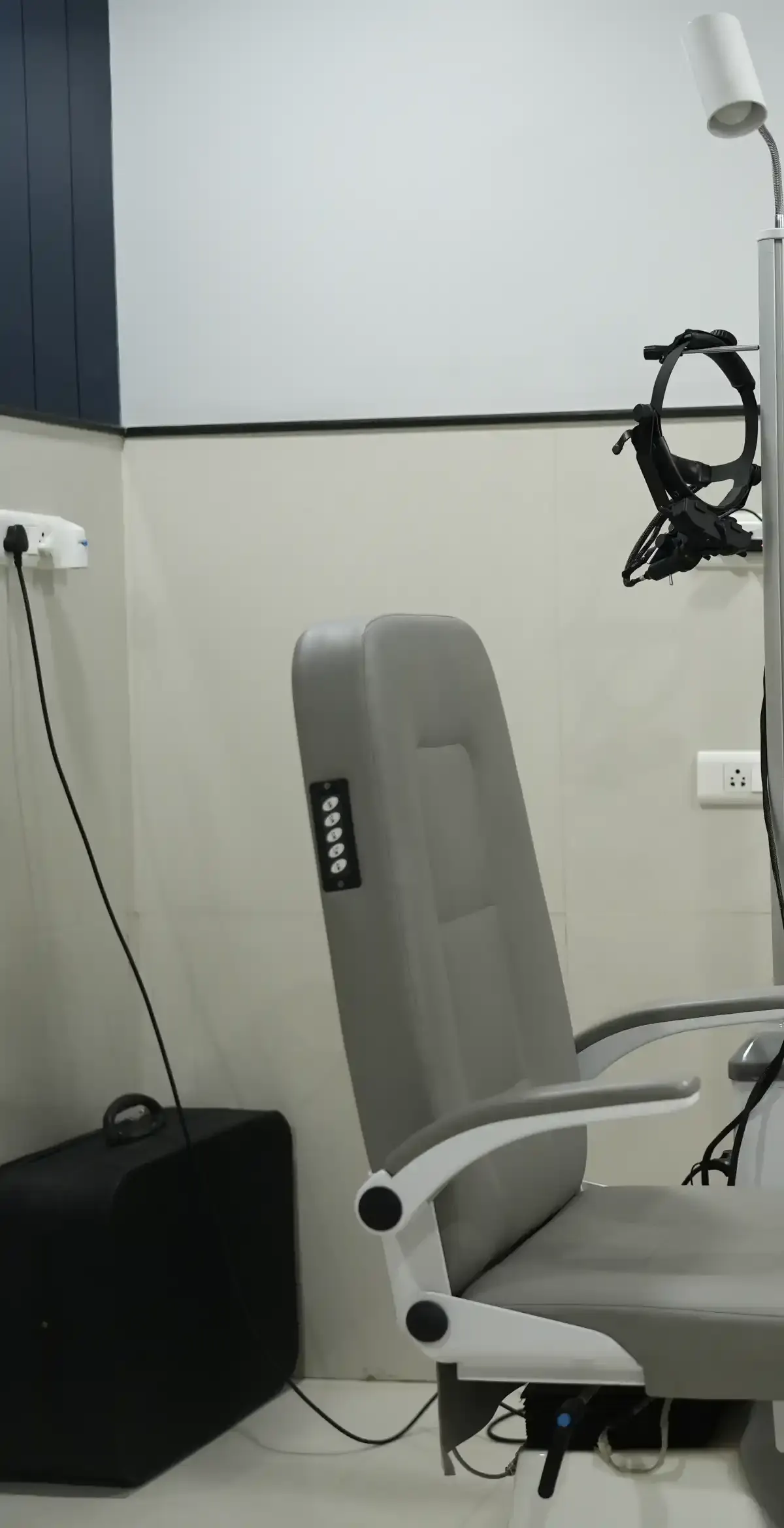 Diagnostic machine used for eye review