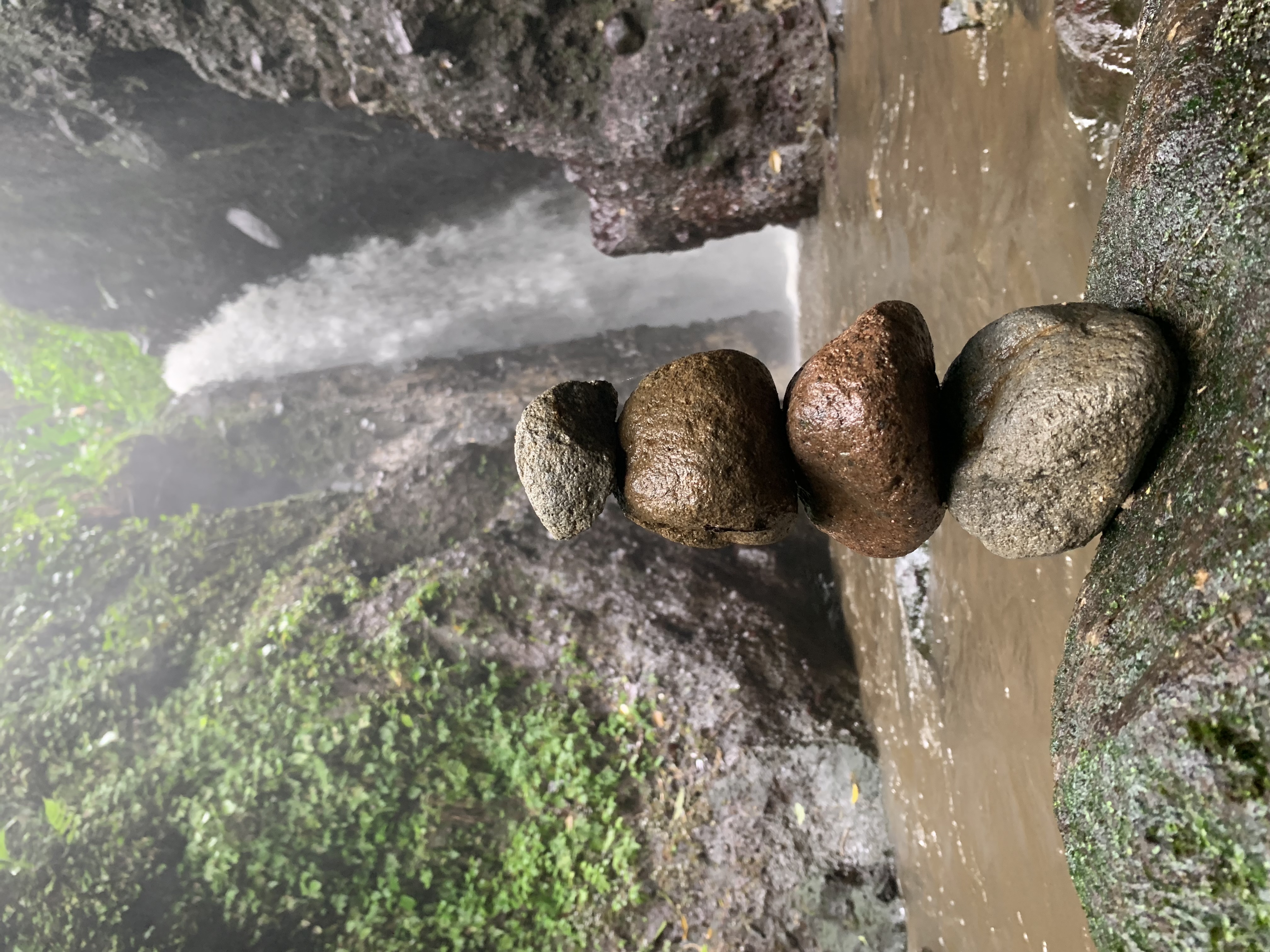 Photo d'un cairn à la cascade des rois